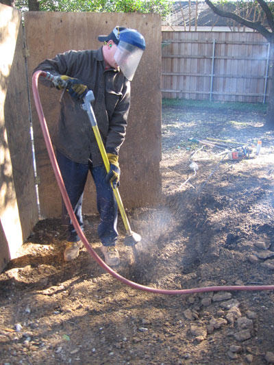 A high-pressure air tool can be used to safely remove excess soil from roots or a trunk.